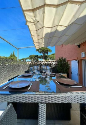 Studio climatisé, terrasse, parking privé, 50m de la plage